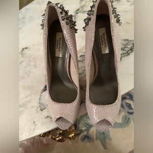 Vera Wang Simply Vera NWOT beautiful gray/beige spike & studded heels Sz7.5